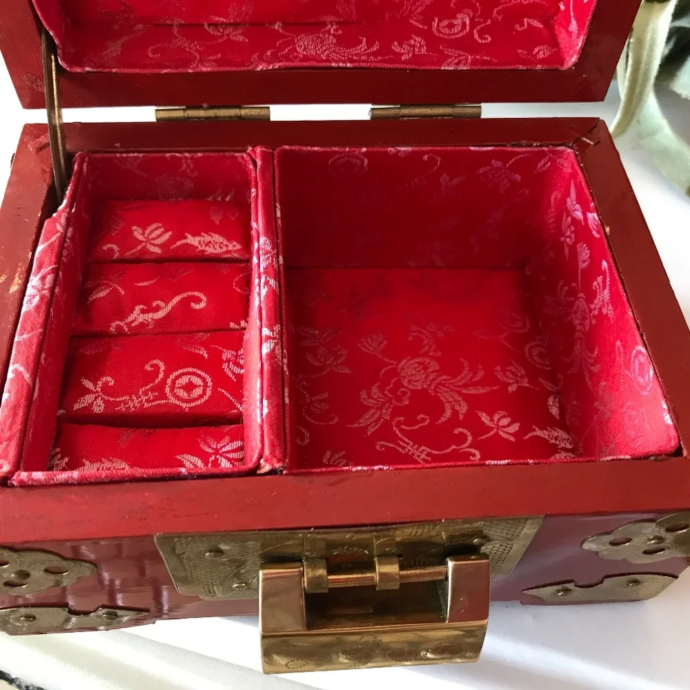 VINTAGE RED CHINESE JEWELRY BOX WITH LOCK & KEY